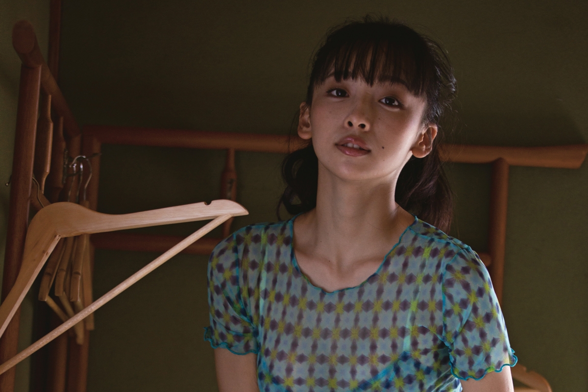 女優・華村あすかが最新写真集　撮影中に「野生のイルカに何度も遭遇しました」