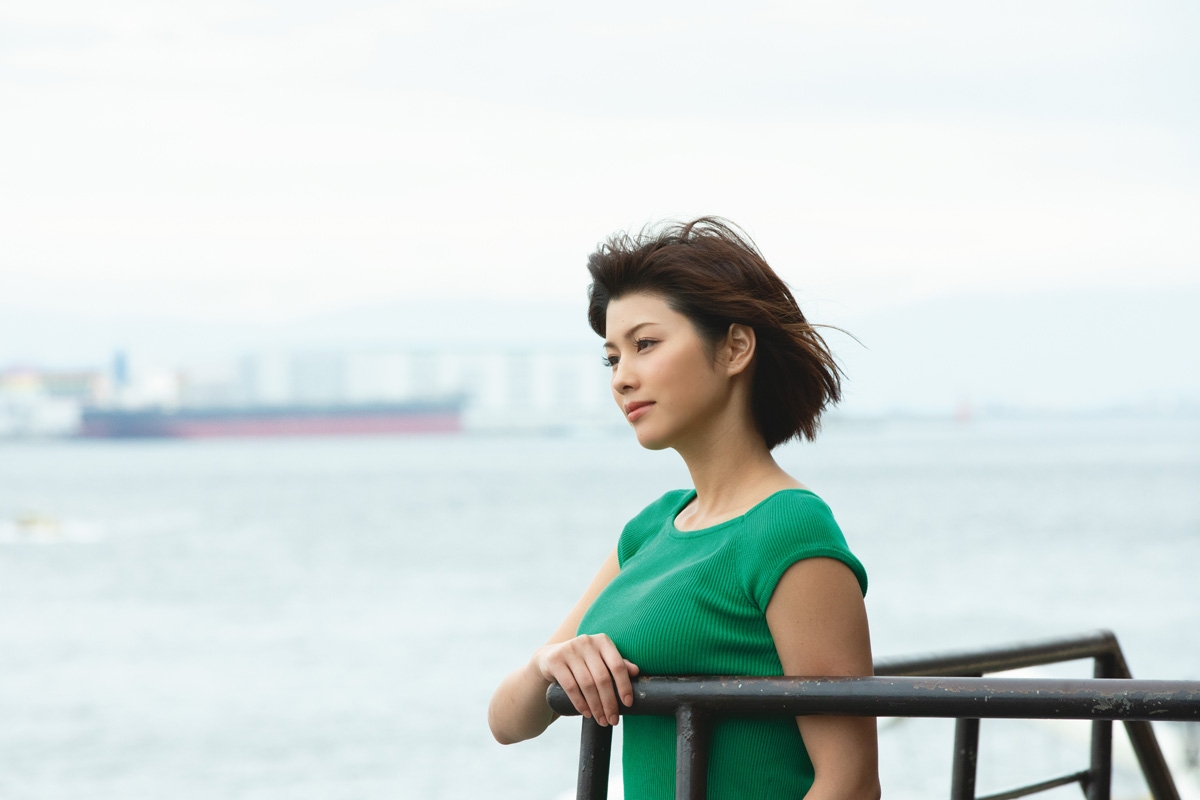 「神戸の女」美乃すずめ×「湘南の女」小野夕子　木漏れ日の中で放つ輝き