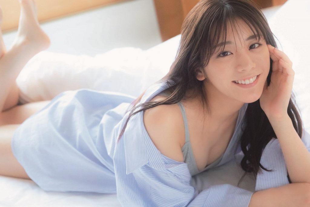 貴島明日香「憧れであり目標だった」初写真集　ベッドの上で美ボディ披露