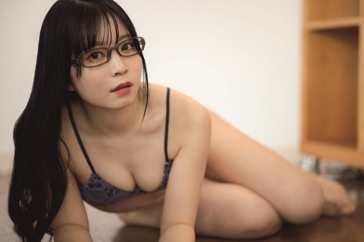 伊波ユリ「第2回スピコミ」女王が魅せる“メガネビキニ”の御褒美グラビア