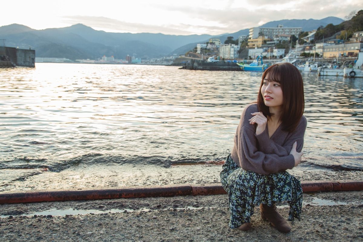 河北彩花、熱海の海辺で…「昭和レトロ」なオシャレに憧憬