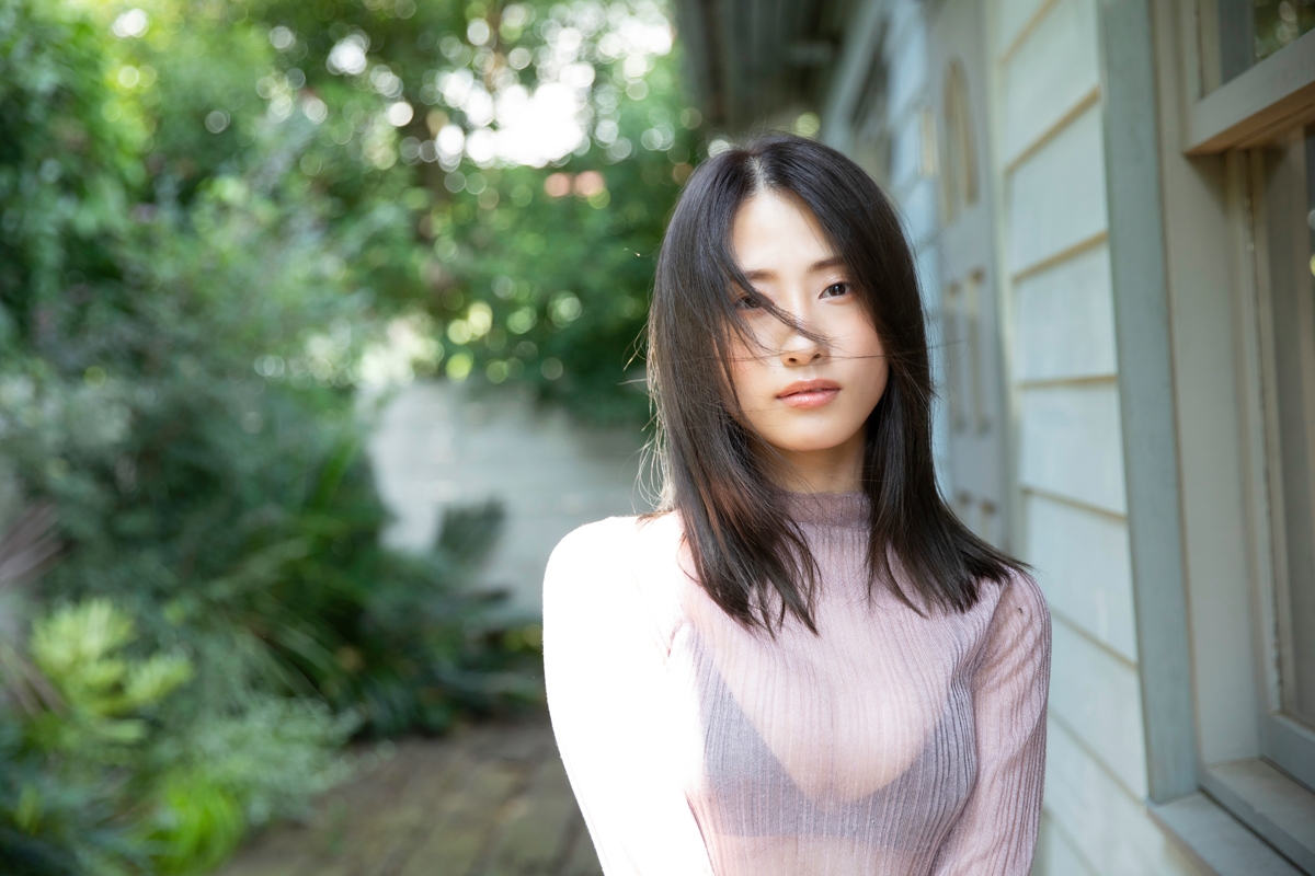 澄田綾乃、大人っぽいレトロな雰囲気のグラビア「仕事前は塩分やお酒を控えます」