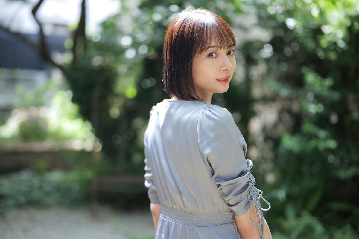 プロ雀士＆グラドルの岡田紗佳　“役満”グラビア「私の推しポイントはまっすぐな脚です」