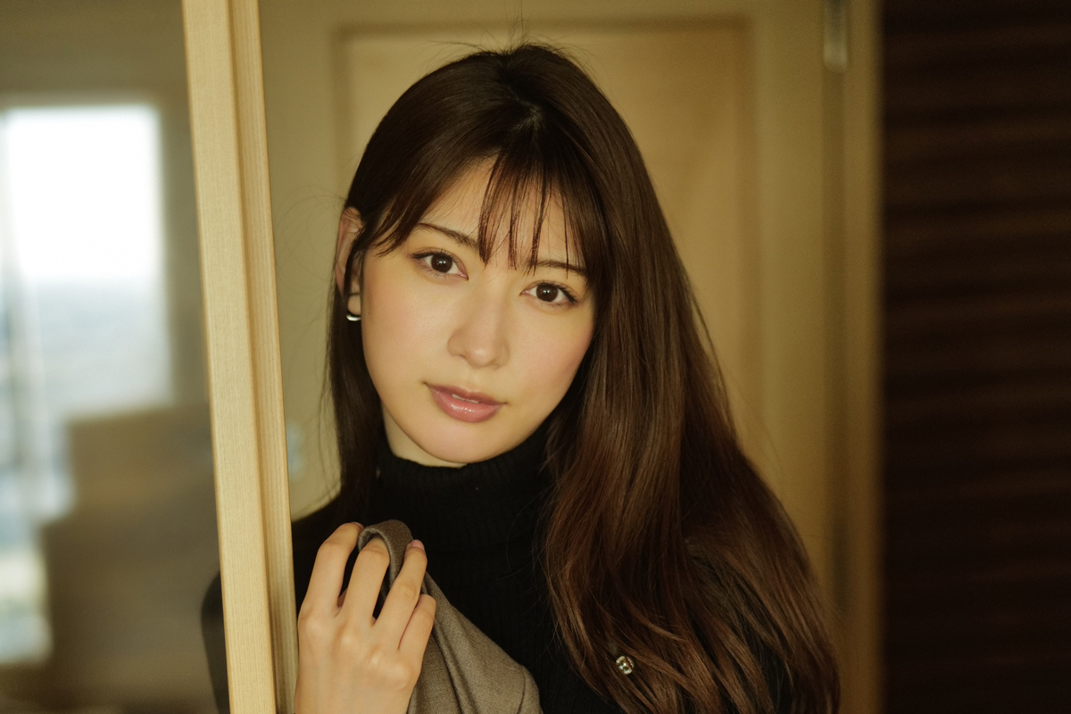雪平莉左、上目遣いで「可愛くてゴメン」　デジタル写真集で見せた親近感あふれる微笑み