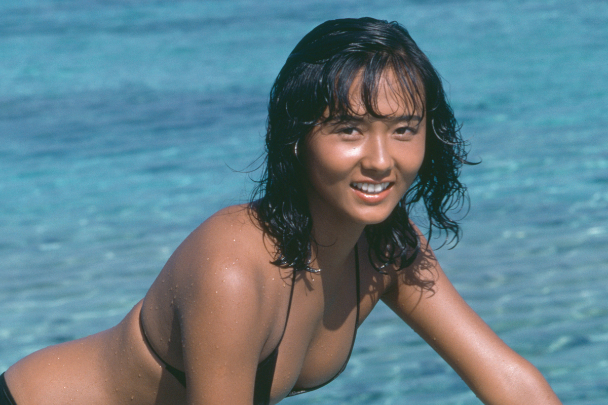 斉藤慶子、懐かしの黒ビキニグラビア　“特に念入りに焼いてもらった”健康的な日焼けショット
