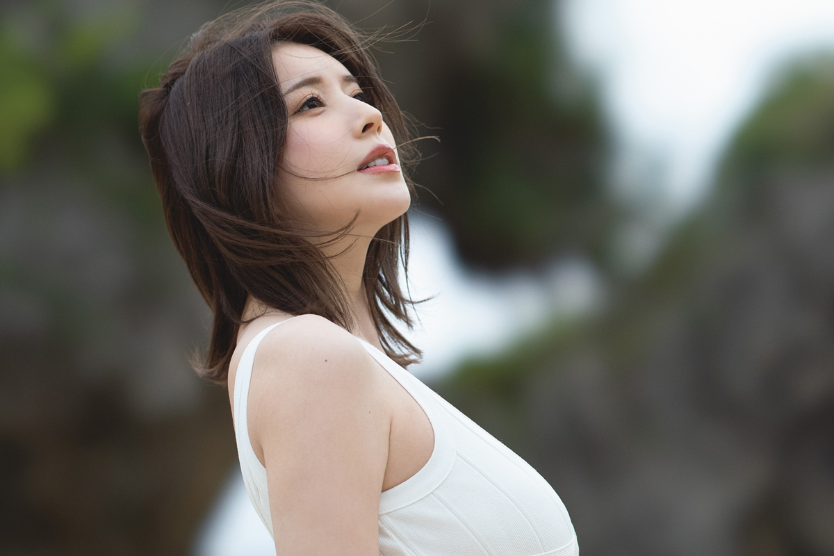 “全方位絶景”をもたらす美女・凪ひかる　最新写真集から厳選した「浮世離れした魅力」あふれるショット