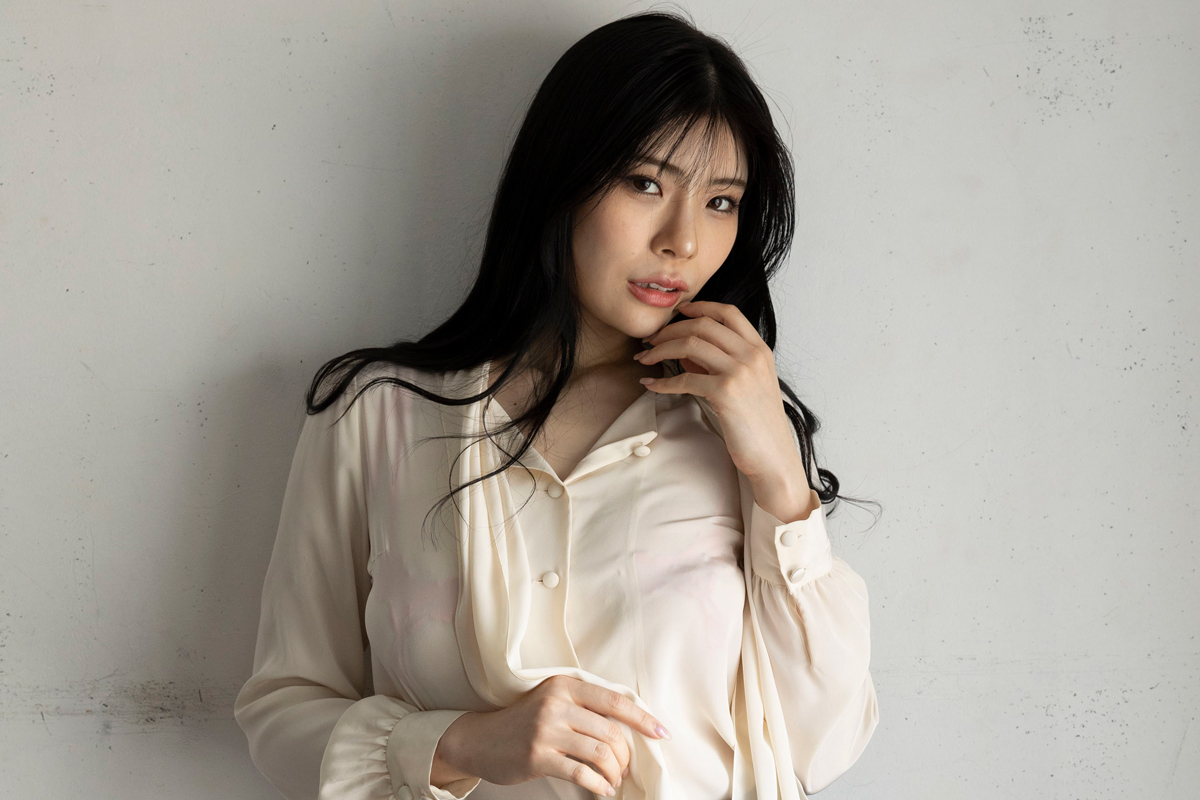 世界を股にかけるセクシー女優・神木麗がグラビア登場　挑発的な表情に釘付けに