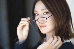 眼鏡が似合う謎の美女・木村玲衣を撮り下ろし　「ほめられたい」美身