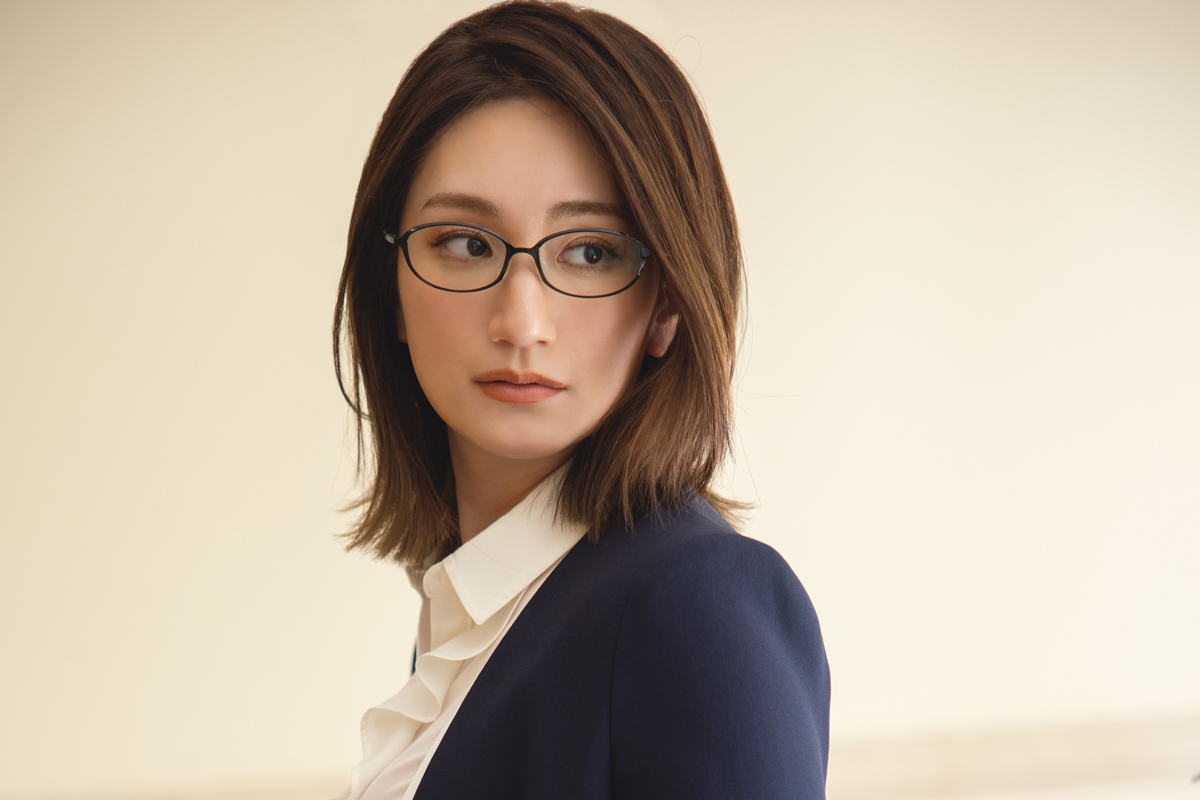 眼鏡の奥に「魔性」を秘める木村玲衣の美身　「眼鏡がないと恥ずかしい…」