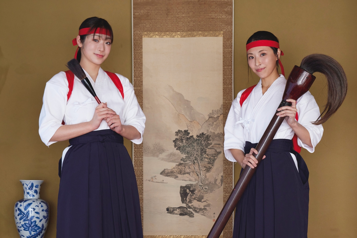 【一筆入魂！】岡西友美＆滝ゆいな、達筆美女2人が墨汁したたる書き初めに挑戦