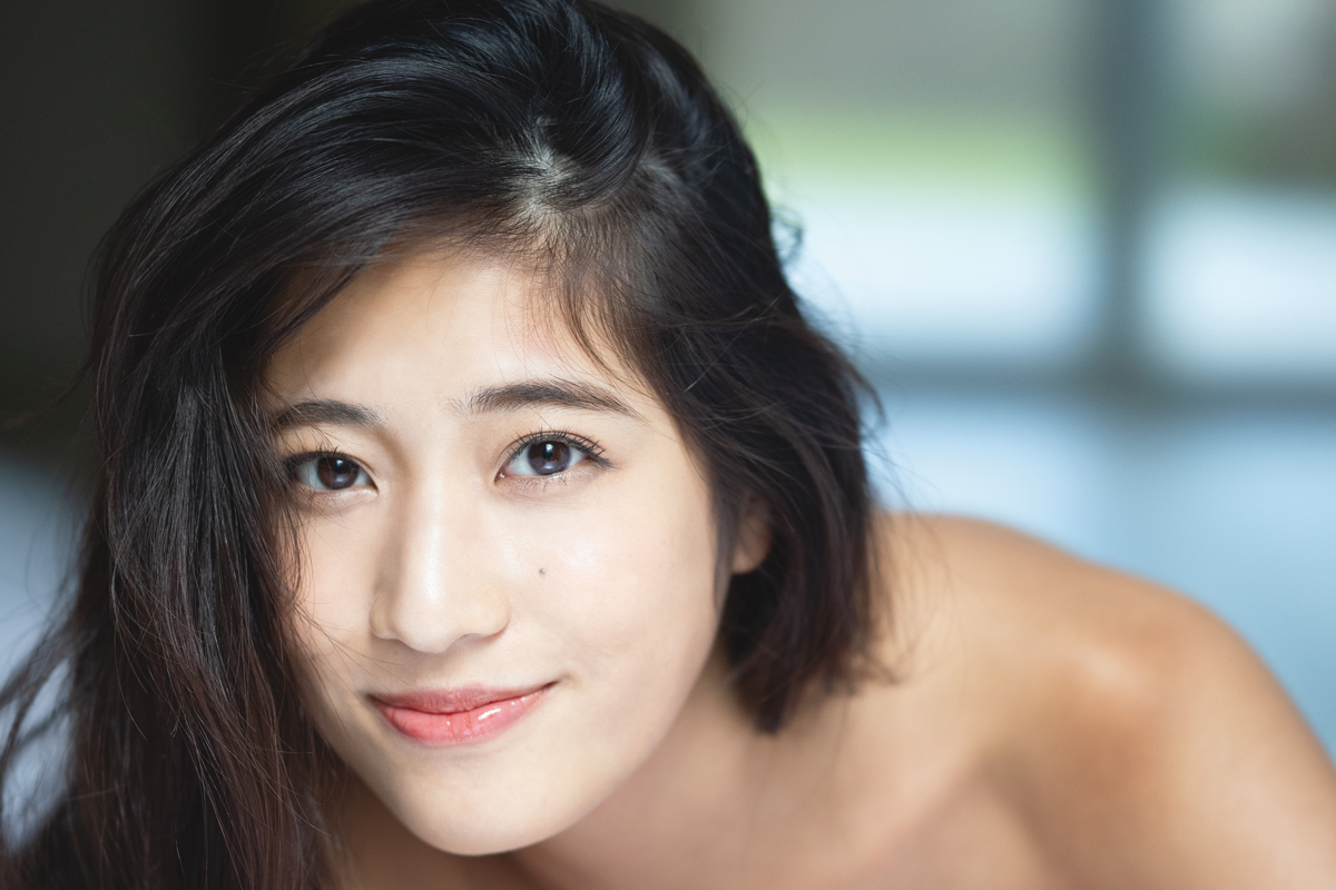 「ベストボディ賞」獲得の岡本杷奈　174cm高身長美女の“花ざかりボディ”を独占公開