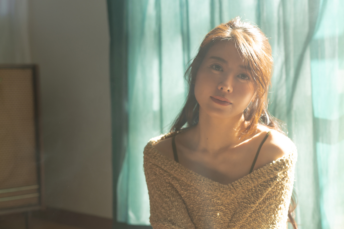 「有名女優に似ている」と話題の篠原いよ、癒やしボディが詰まったデジタル写真集から贅沢ショット