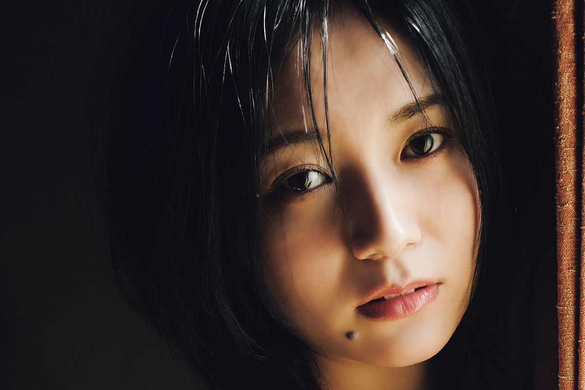 《元アイドルが撮り下ろしで見せた新たな一面》工藤スミレ、口元のほくろから漂う色香から目が離せない