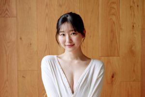 《透き通るような白肌と豊饒なバスト＆ヒップ》グラビアアイドル我妻ゆりかが明かす25歳の変化「コンプレックスにも挑戦しました」