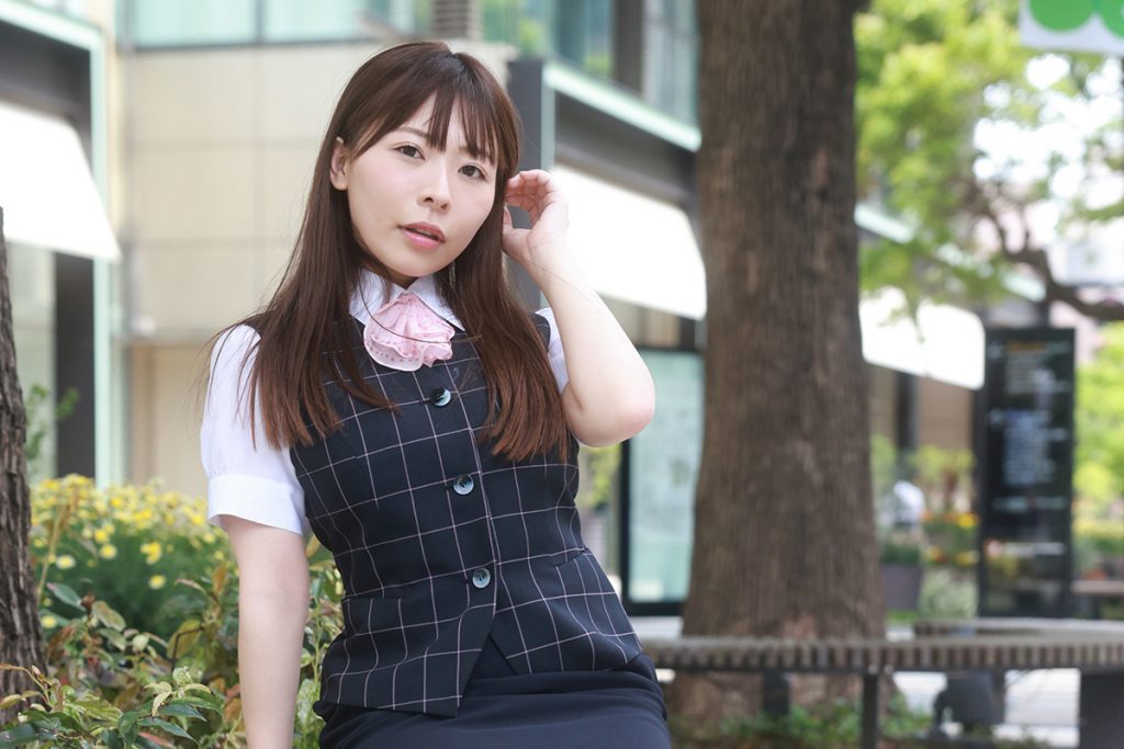 【ちぎりパンみたいな胸で429万再生】大バズりTikToker・えりれろが雑誌グラビアに初挑戦！