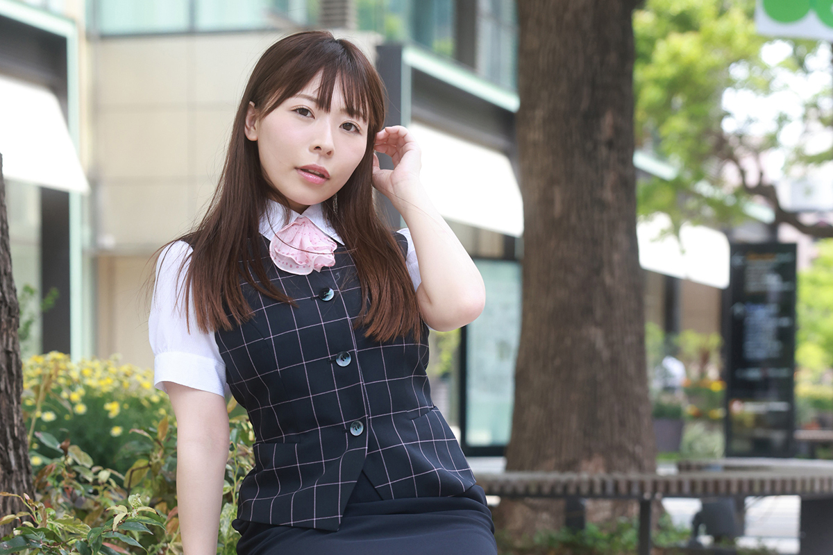 【ちぎりパンみたいな胸で429万再生】大バズりTikToker・えりれろが雑誌グラビアに初挑戦！