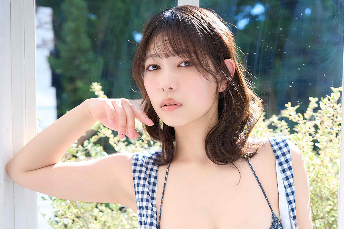 【Hカップ全解放】シコクの天使・河内裕里、衝撃の初グラビア！サロペット肩紐落とし＆柑橘風呂で魅せる究極の誘惑　「最高の表紙」と編集長も太鼓判