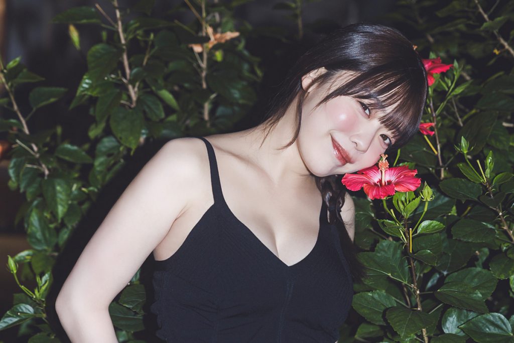 《津田塾大学卒の才女アイドル》塩見きらが白肌ボディの最大露出に挑戦した写真集から限定カットを公開