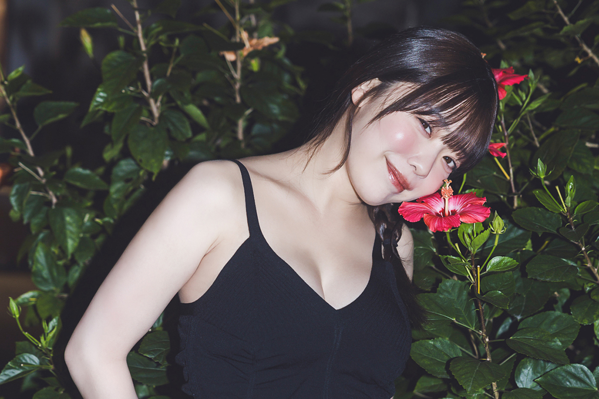 《津田塾大学卒の才女アイドル》塩見きらが白肌ボディの最大露出に挑戦した写真集から限定カットを公開