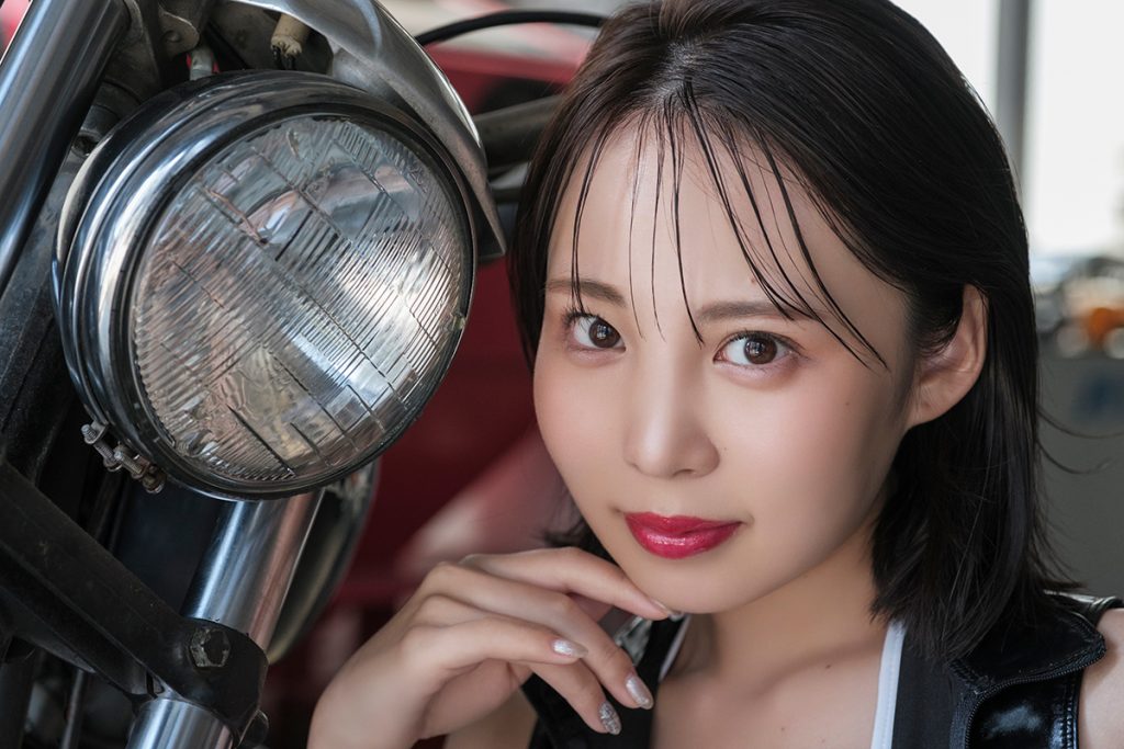 《ふっくらボディにピットイン》サーキットの“リトル・エンジェル”葵成美が引き締まったくびれを披露！