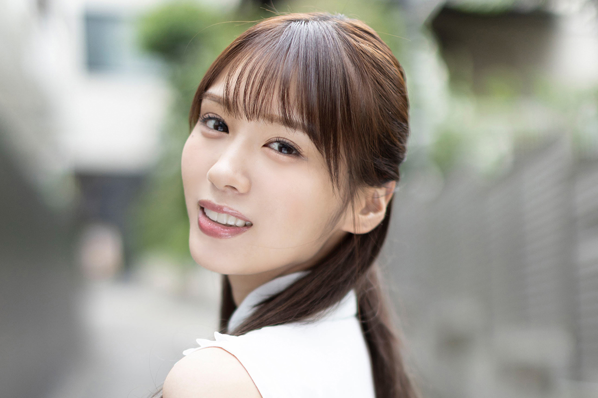 S級美女・兒玉七海の撮り下ろしショット！　ソファでの上目遣いに魅了される…デジタル写真集も発売中