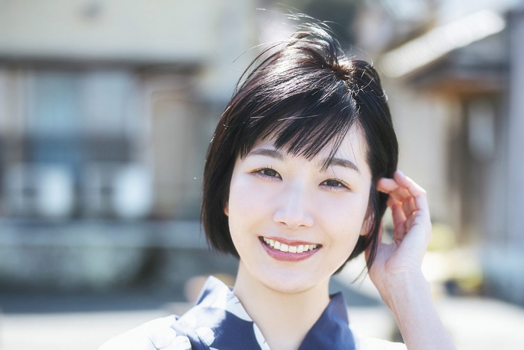 競泳水着コスプレのカリスマ・大塚びる、最新イメージDVDでのさわやかな浴衣姿