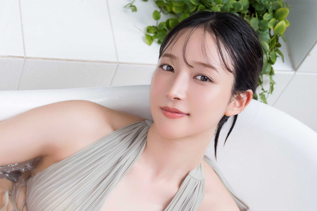 山崎あみ、眼鏡でラーメンすする姿から大胆ビキニまで！好きを詰め込んだ写真集で魅せる「最強ギャップ」