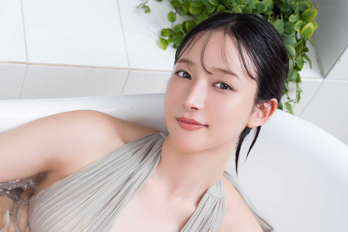 山崎あみ、眼鏡でラーメンすする姿から大胆ビキニまで！好きを詰め込んだ写真集で魅せる「最強ギャップ」