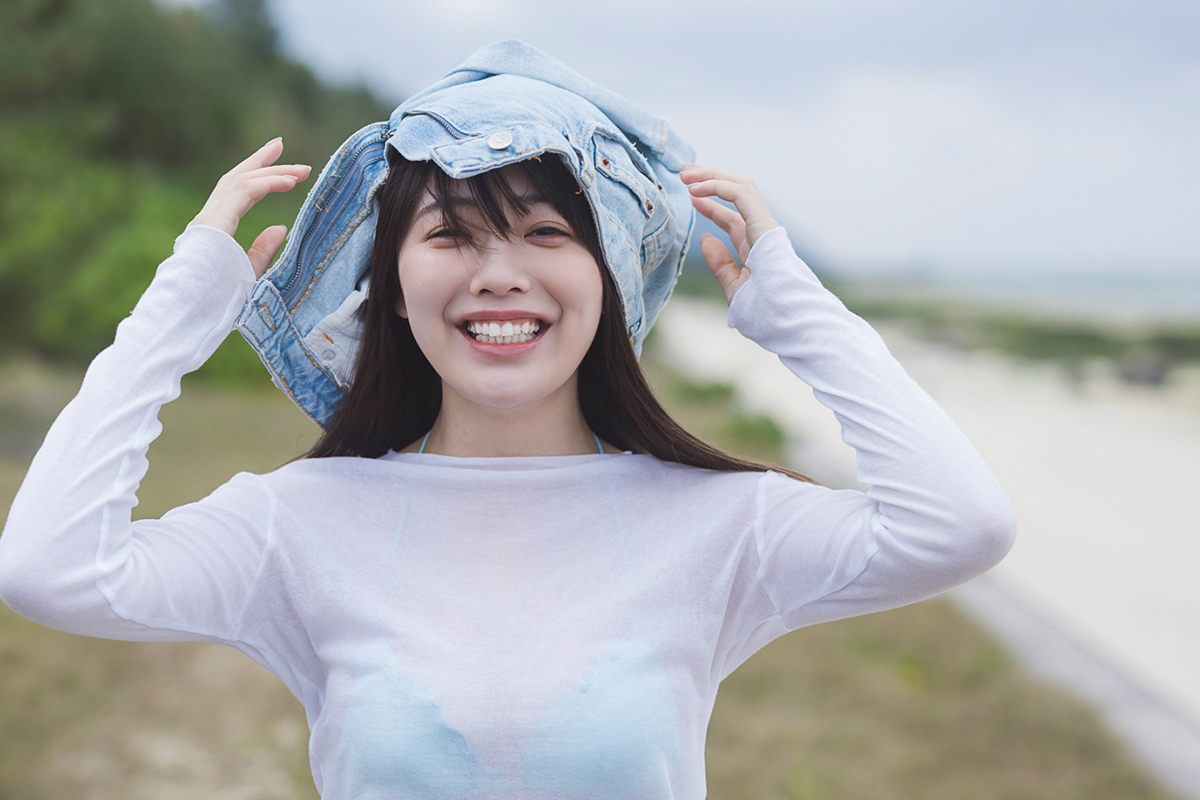 野球とお酒とギャンブルを愛する才女・塩見きら、限界露出に挑戦　話題沸騰の写真集からアザーカットをお届け