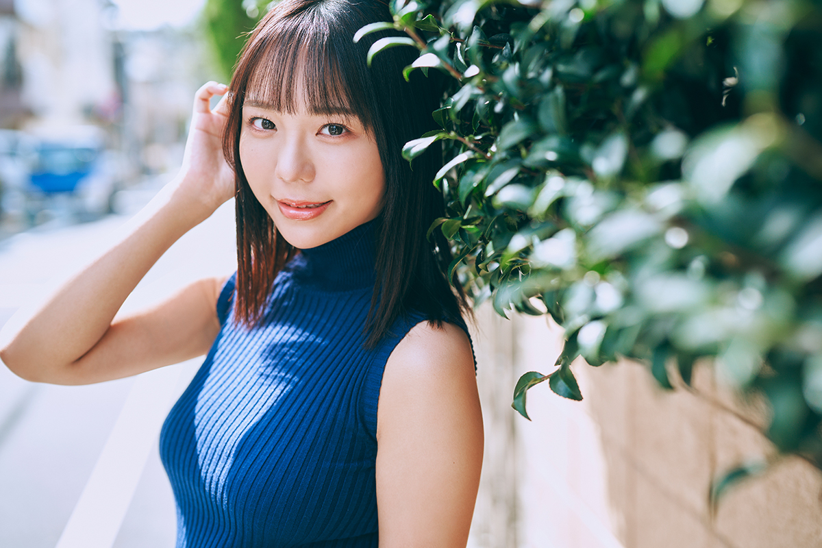 “最も売れるバスト”を披露！ 莉々はるかの“しずく型Hカップ”が際立つニット姿のアザーカット