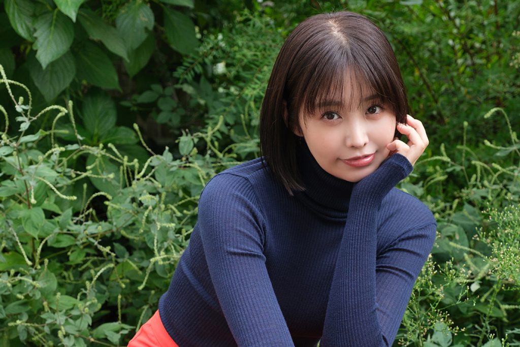 《企業広報を卒業した八頭身！》真中つぐ、コスプレイヤー本格始動で「むっちりボディ」披露