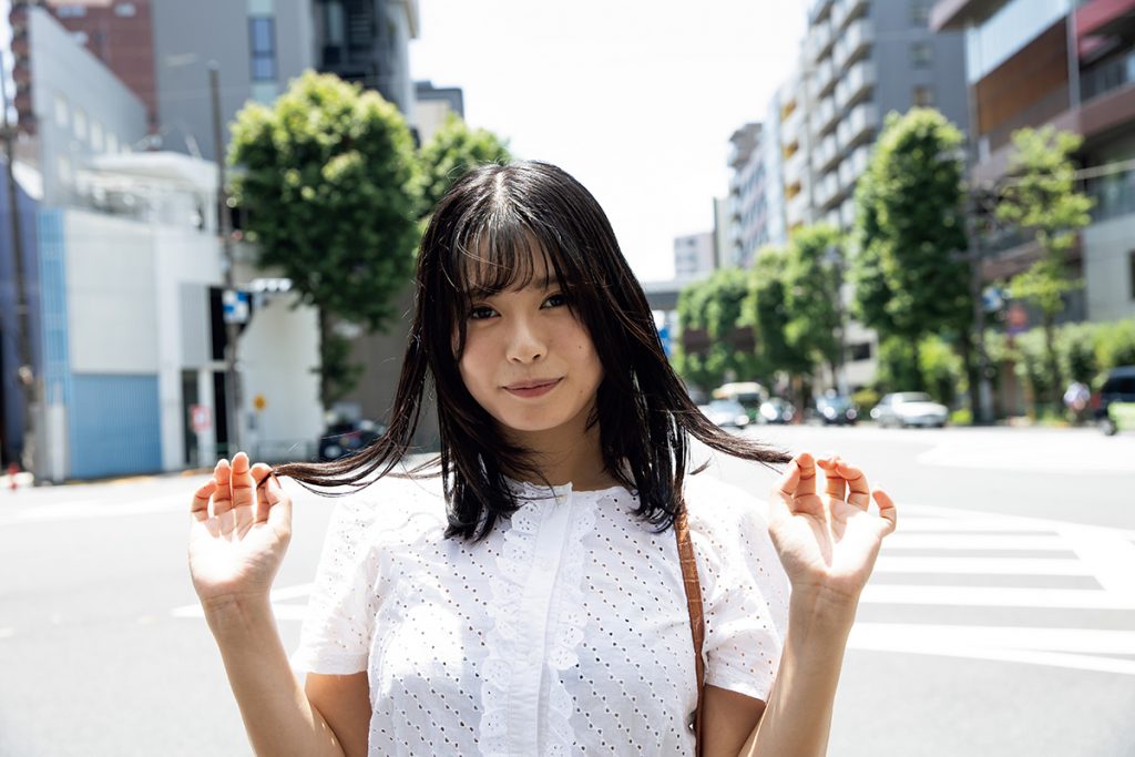 “舞台女優”宮越虹海がグラビア挑戦　初写真集では“旅行で初めて目にする姿”のシチュエーションで89cmの美バストを披露