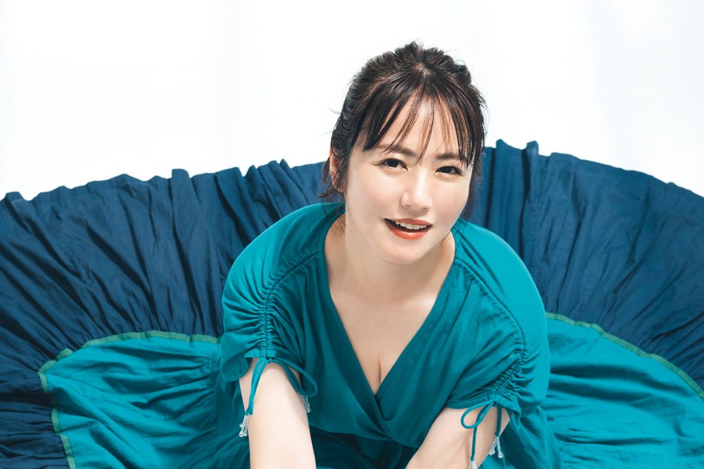 磯山さやか、デビュー25周年で魅せた“円熟まろやかBODY” 変わらぬ愛らしさに視線釘付け