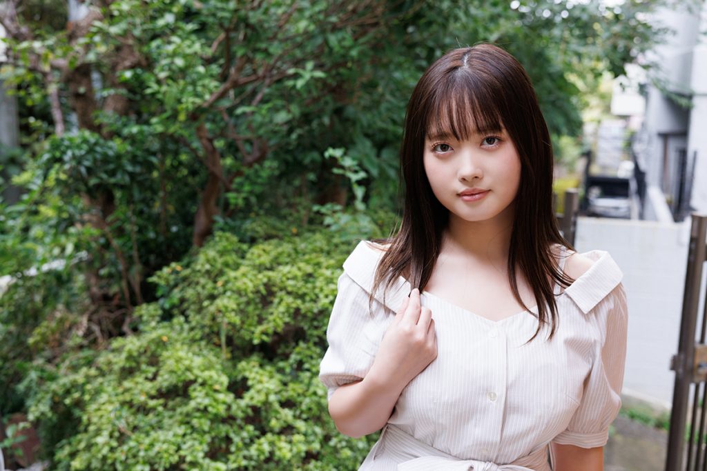 “おさまりきらないJカップ”新人・大泉凜の純白ワンピから溢れる豊満バスト