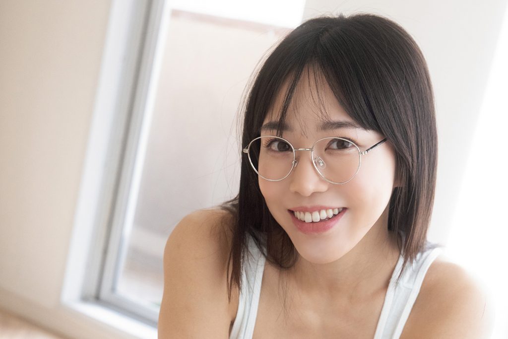 スレンダーなのに100cm・ Iカップ！　仲根なのか、寝起き姿も収録したデジタル写真集