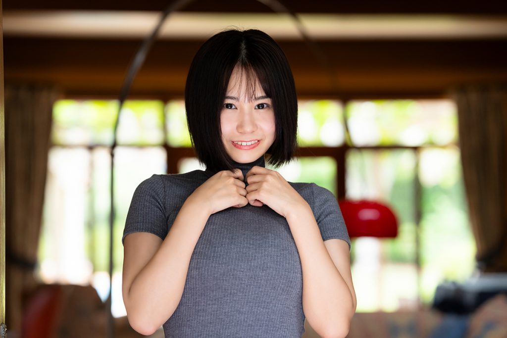 身長155cmのGカップ・夏生なつ、「真相」をお届け　撮影現場から“むっちり”ワンピのアザーカット