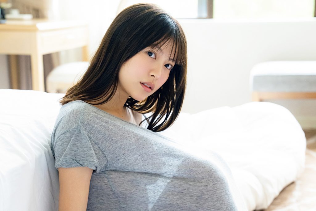 《“聖域”の限界表現》「グラビア界の至宝」鈴木聖のファースト写真集が異例の大ヒット！