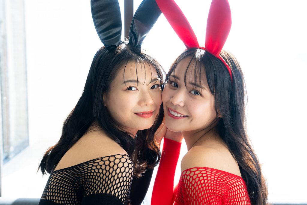 ときちゃん×田野憂が見せた、豊満すぎる「バニー姿」！　網タイツで脚を組んで…夢の共演