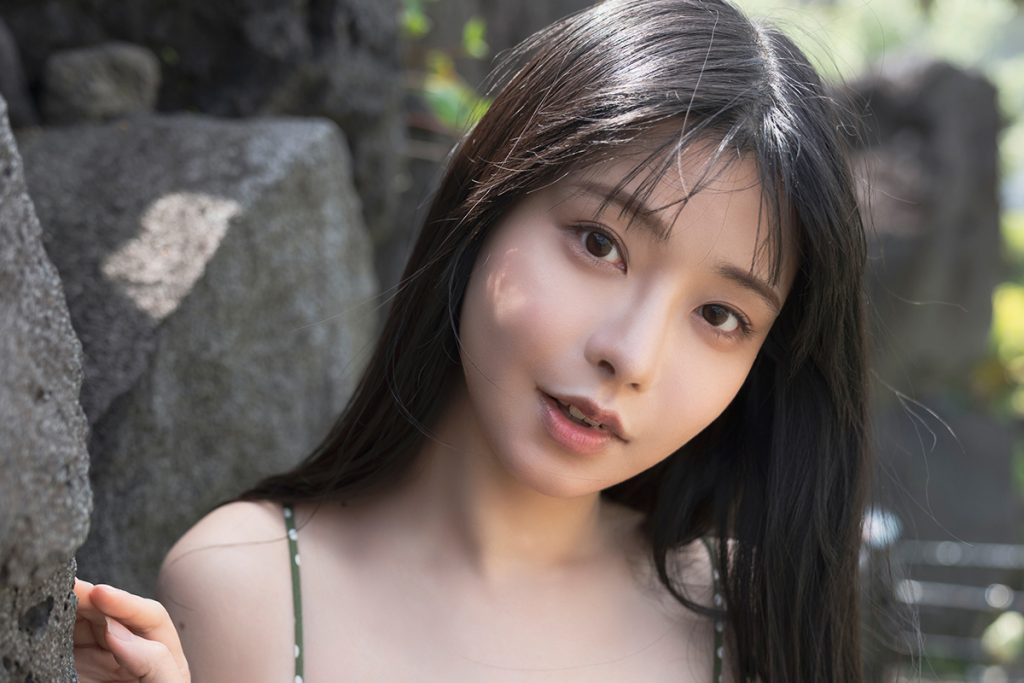 『ウルトラジャンプ』で連載中の漫画家・穂波あみが大胆露出に挑戦！　ペンと剣よりもセクシー！