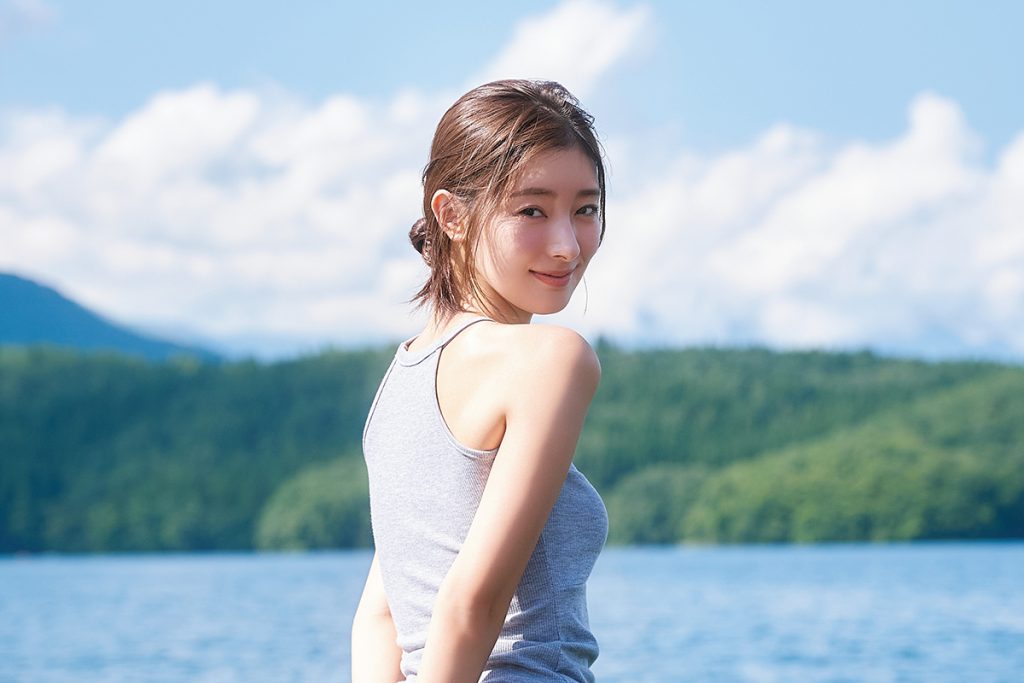 《CanCamモデルを卒業》不倫ドラマ主演でも話題・宮本茉由、長野県・北アルプスの麓で見せた「止まらない色気」