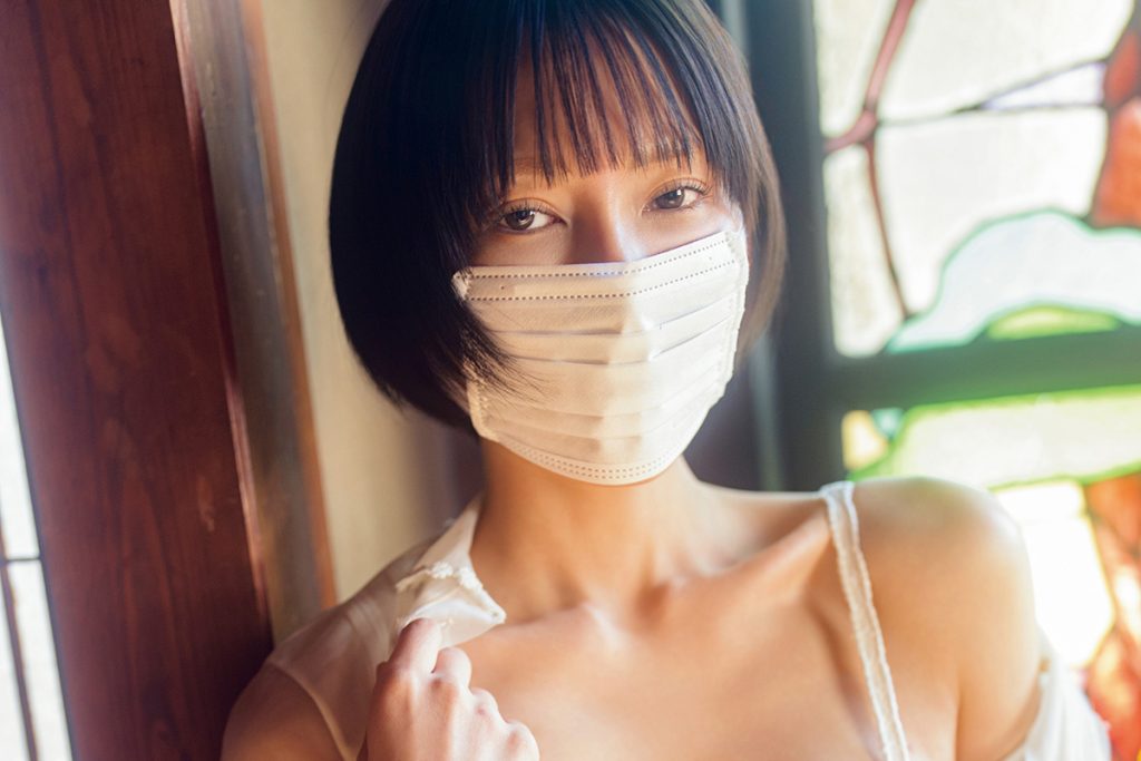 丸の内OLレイナが“昭和レトロ”な姿に変身！「今どきない」を逆手に取った新境地のグラビアが解禁