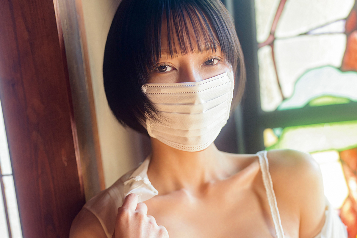 丸の内OLレイナが“昭和レトロ”な姿に変身！「今どきない」を逆手に取った新境地のグラビアが解禁