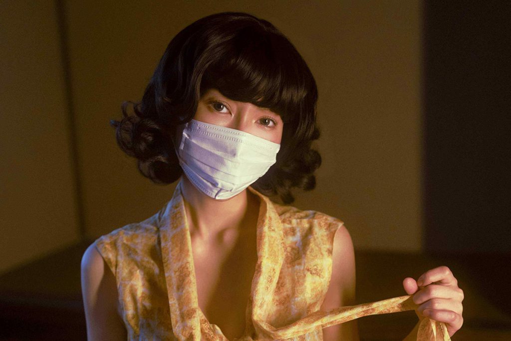 清楚系お嬢様から背徳の未亡人まで…丸の内OLレイナ、衣装もマスクも脱ぎ捨てる史上最強の官能写真集