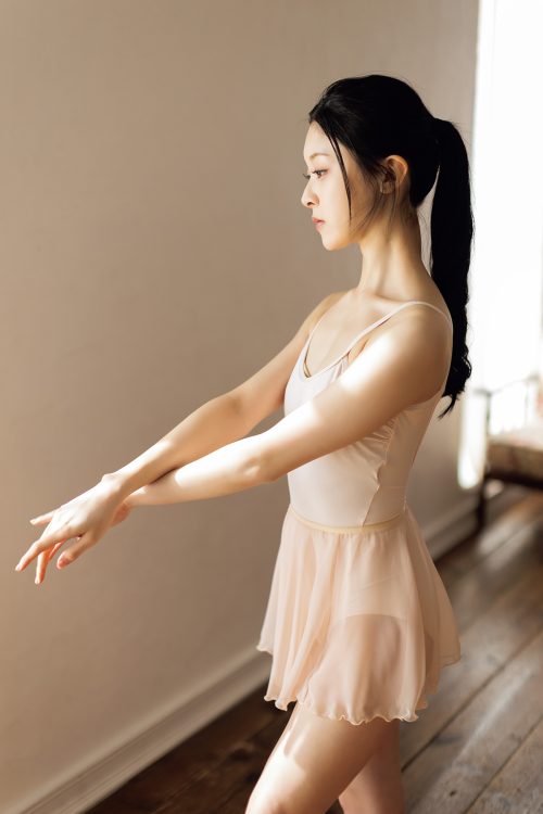 元バレリーナ・清野咲が4シーンで裸体を披露するデジタル写真集が2月27日に各電子書店で発売