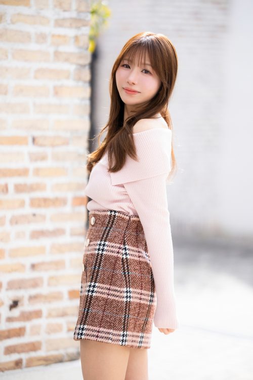 身長156cm。2017年、電通の契約社員時代に週刊誌でグラビアデビュー