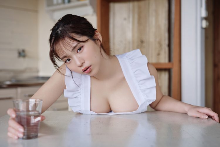 デジタル写真集『柚月美美 Gカップばんばんざい!』は各電子書店にて発売中