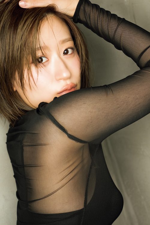 デジタル写真集『上西怜 オトナになったね』（発売中）で“オトナな表情”を見よ！