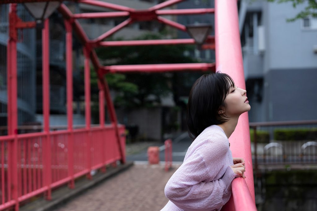 《SNSフォロワー48万人》人気コスプレイヤー・天川星夏、170cmの長身から伸びる圧巻美脚と透き通る美肌で魅せる大胆グラビア！