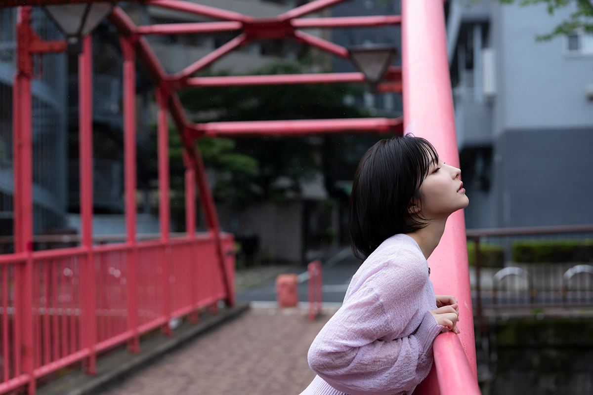 《SNSフォロワー48万人》人気コスプレイヤー・天川星夏、170cmの長身から伸びる圧巻美脚と透き通る美肌で魅せる大胆グラビア！