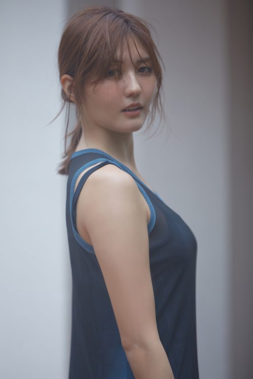 身長168cm。2018年「日本レースクイーン大賞」新人部門グランプリ、2019年「レースクイーン・オブ・ザ・イヤー」を受賞。「世界で最も美しい顔100人」には2019～2021年の3年連続でノミネートされた